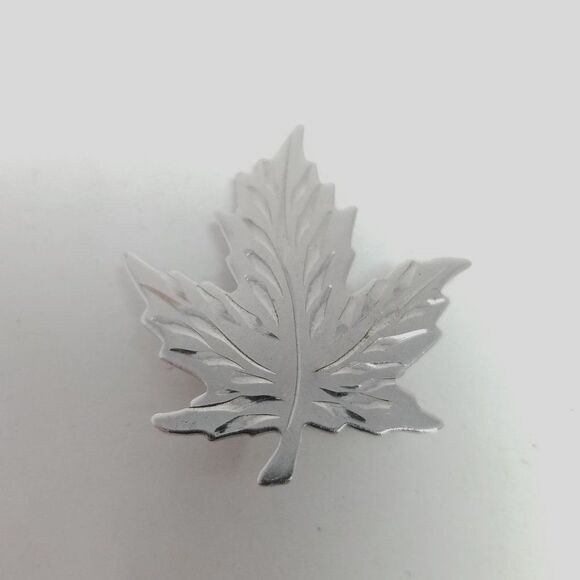Vintage Sterling Silver Mapel Leaf Shape Brooch, BMCo Maker, Etched Lapel Pin - Picture 2 of 7
